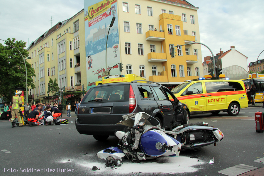 schwerverletzte motorradunfall osloer strasse prinzenallee Berlin (13)